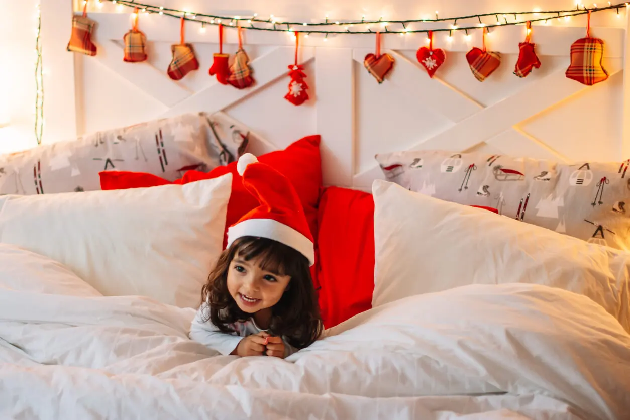Guirnaldas en los cabeceros de las camas para Navidad.