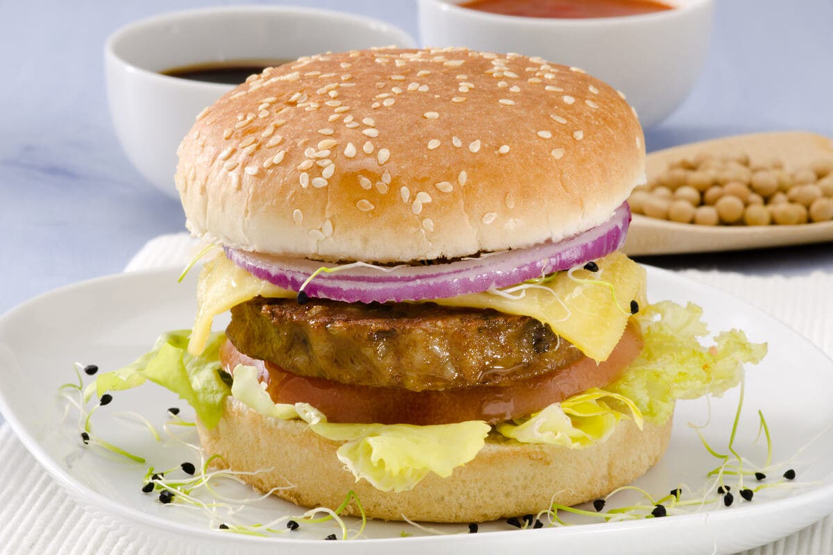 Receta de hamburguesa de soya vegana y deliciosa.