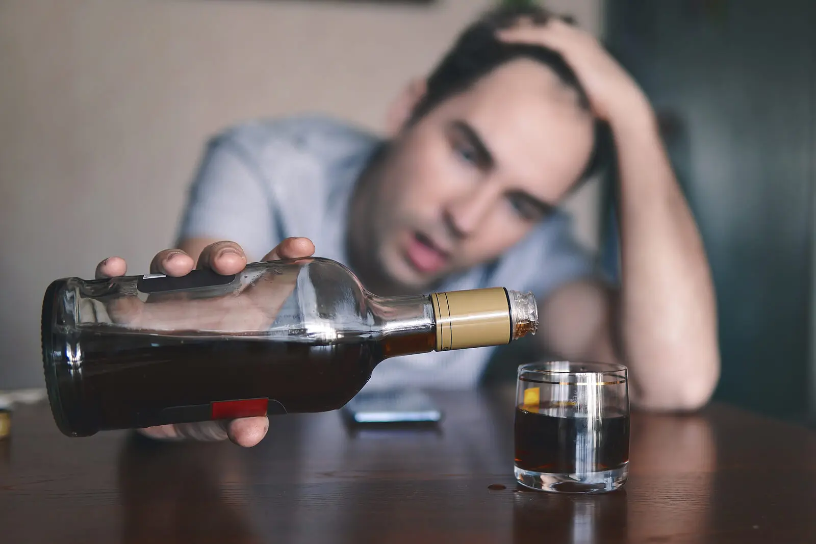 Alcoholismo en un hombre.