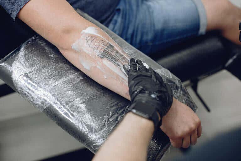 Cómo curar un tatuaje recién hecho