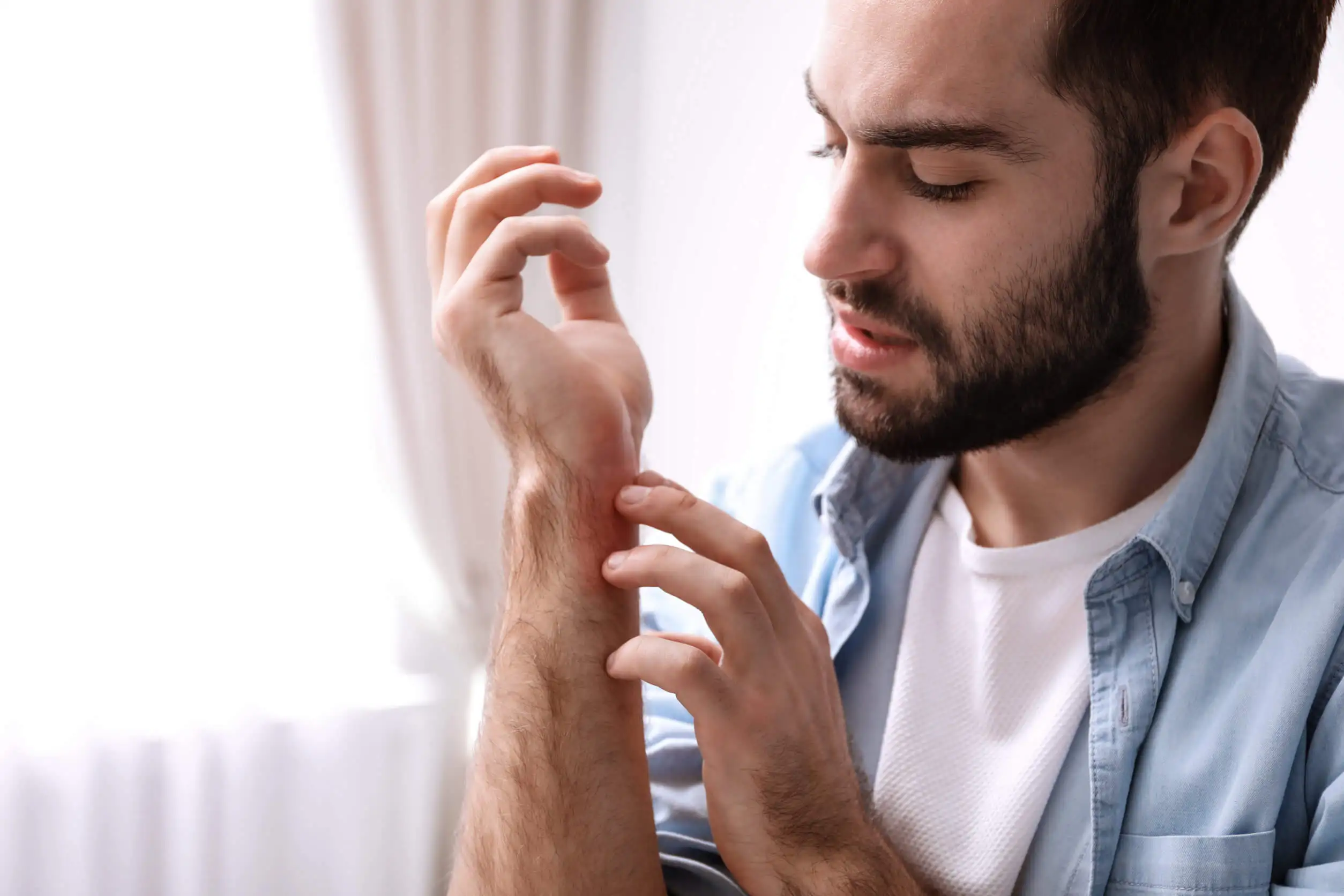 Bras qui démange à cause du stress.