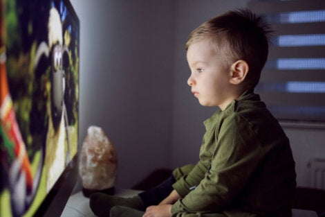 Binge-watching o atracón de series en niños: ¿qué puedes hacer?
