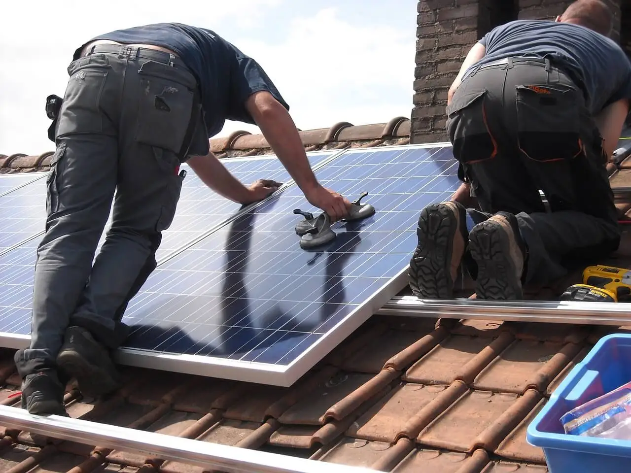Instalación de un panel solar.