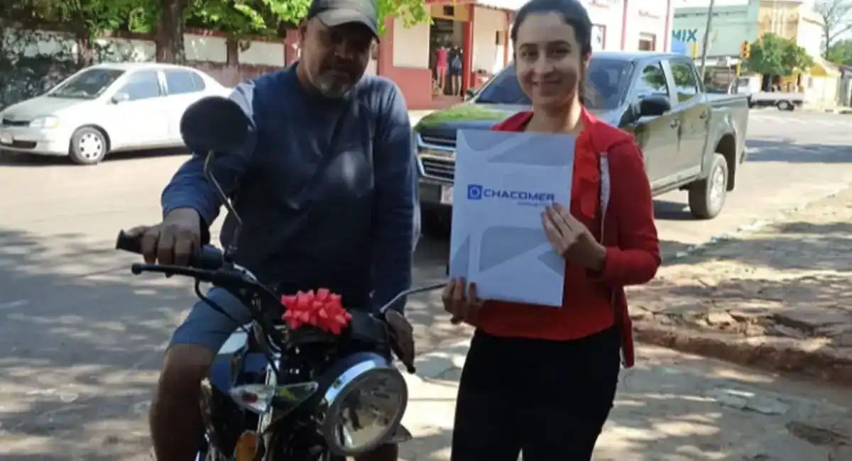 Joven compra motocicleta en agradecimiento a su padrastro que costeó sus dos títulos universitarios