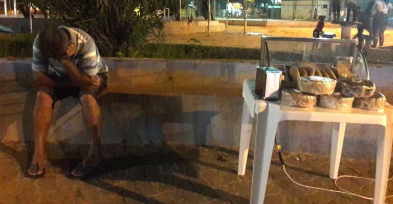 Mostró su frustración en redes sociales por no vender nada, muchas personas acudieron en su ayuda