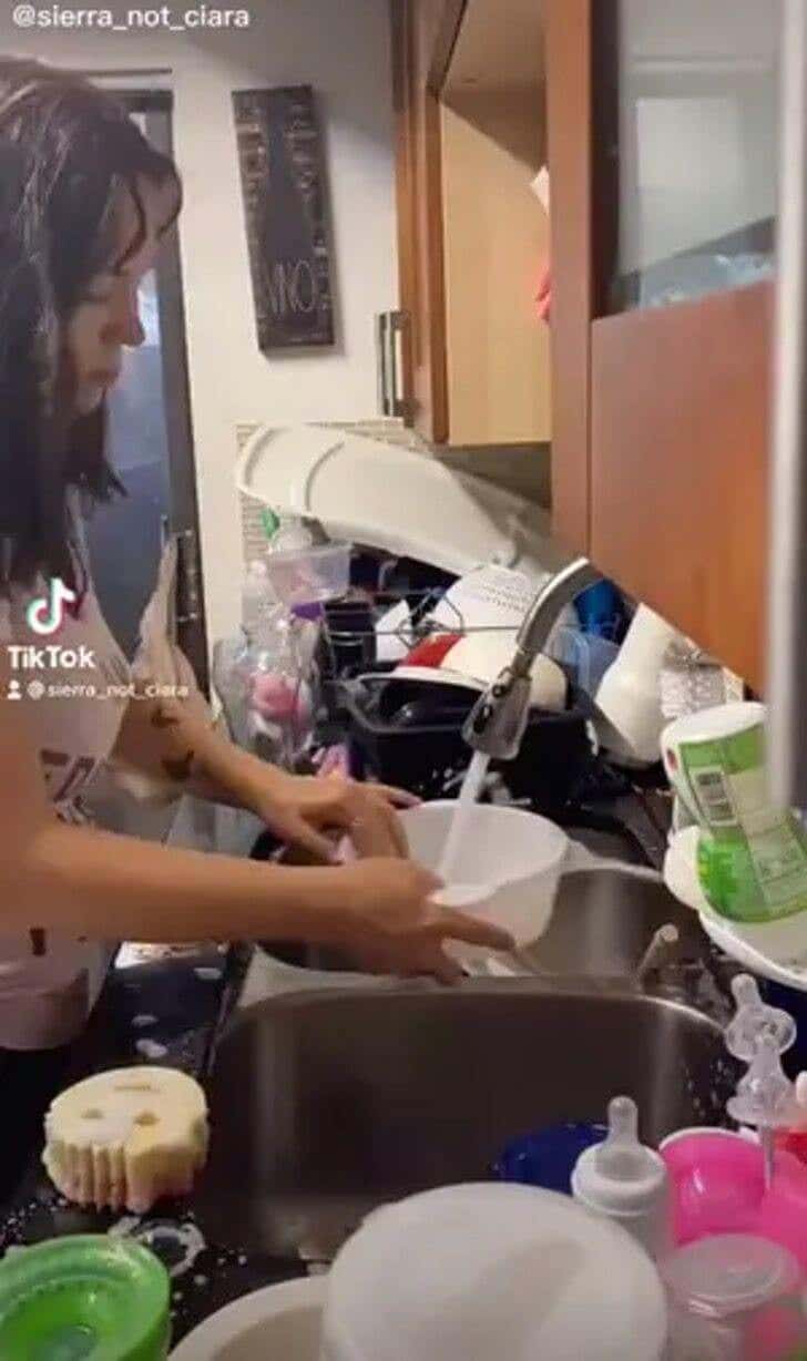 Kobieta zmywa naczynia