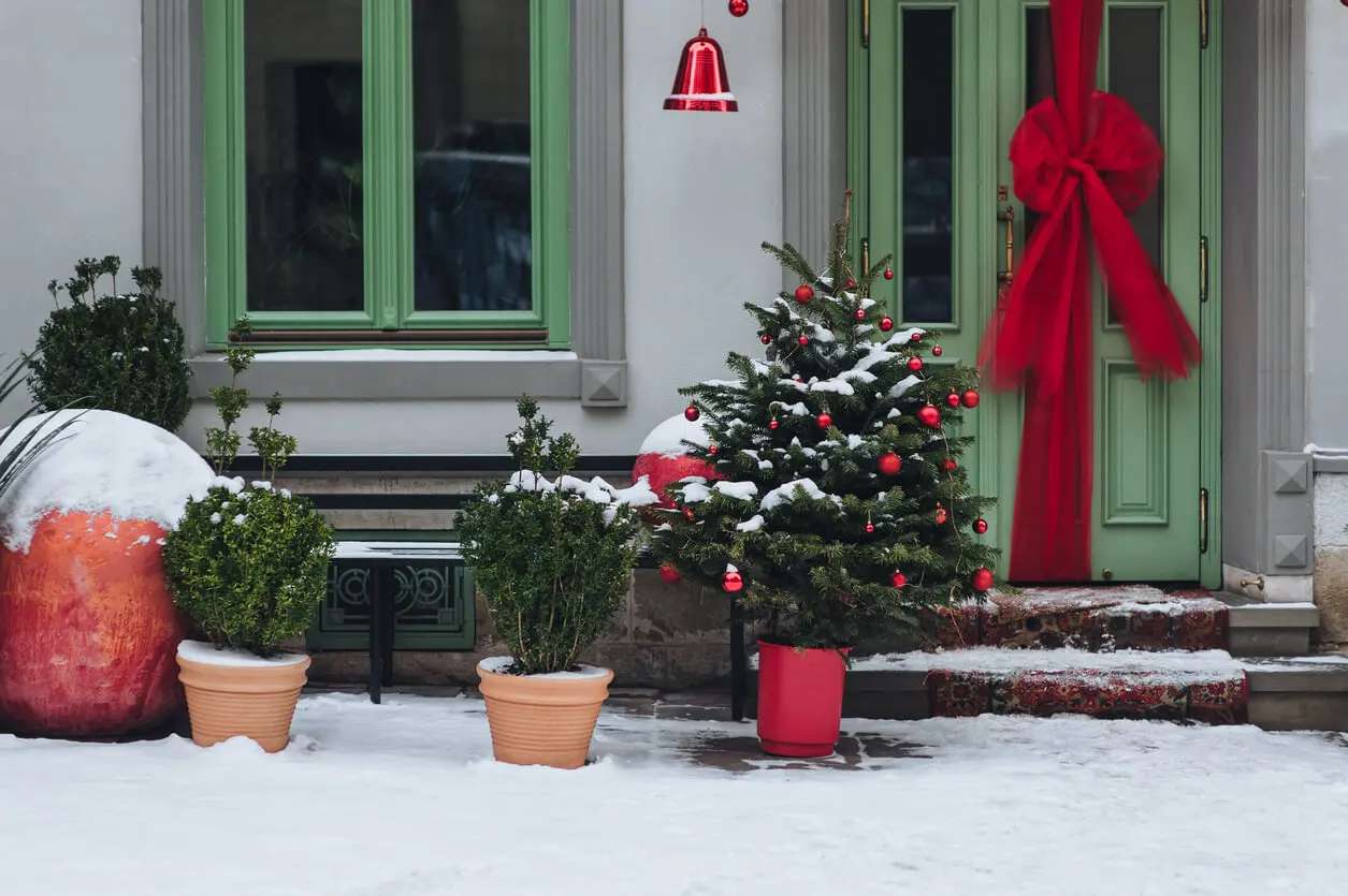 Lazo rojo en la puerta como decoración de Navidad.