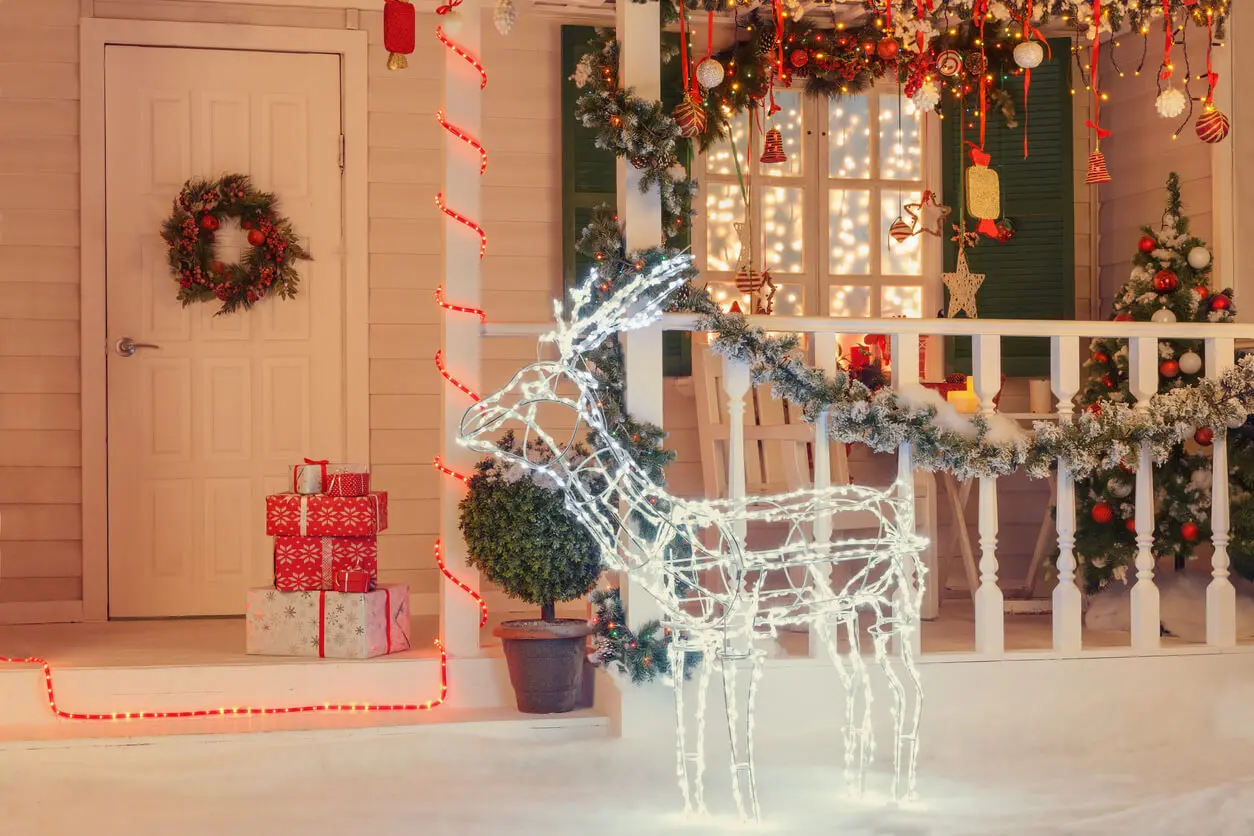 Ideas para decorar tu casa en Navidad en el jardín.