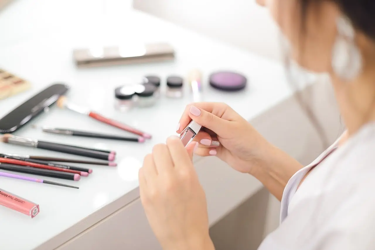 Maquillaje en una mesa.