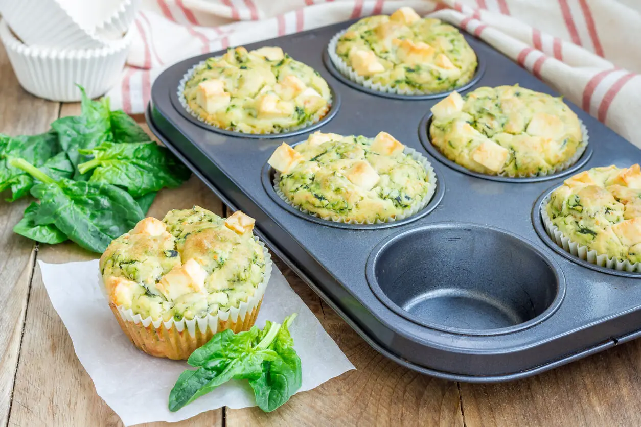 Muffins aux épinards dans des moules.