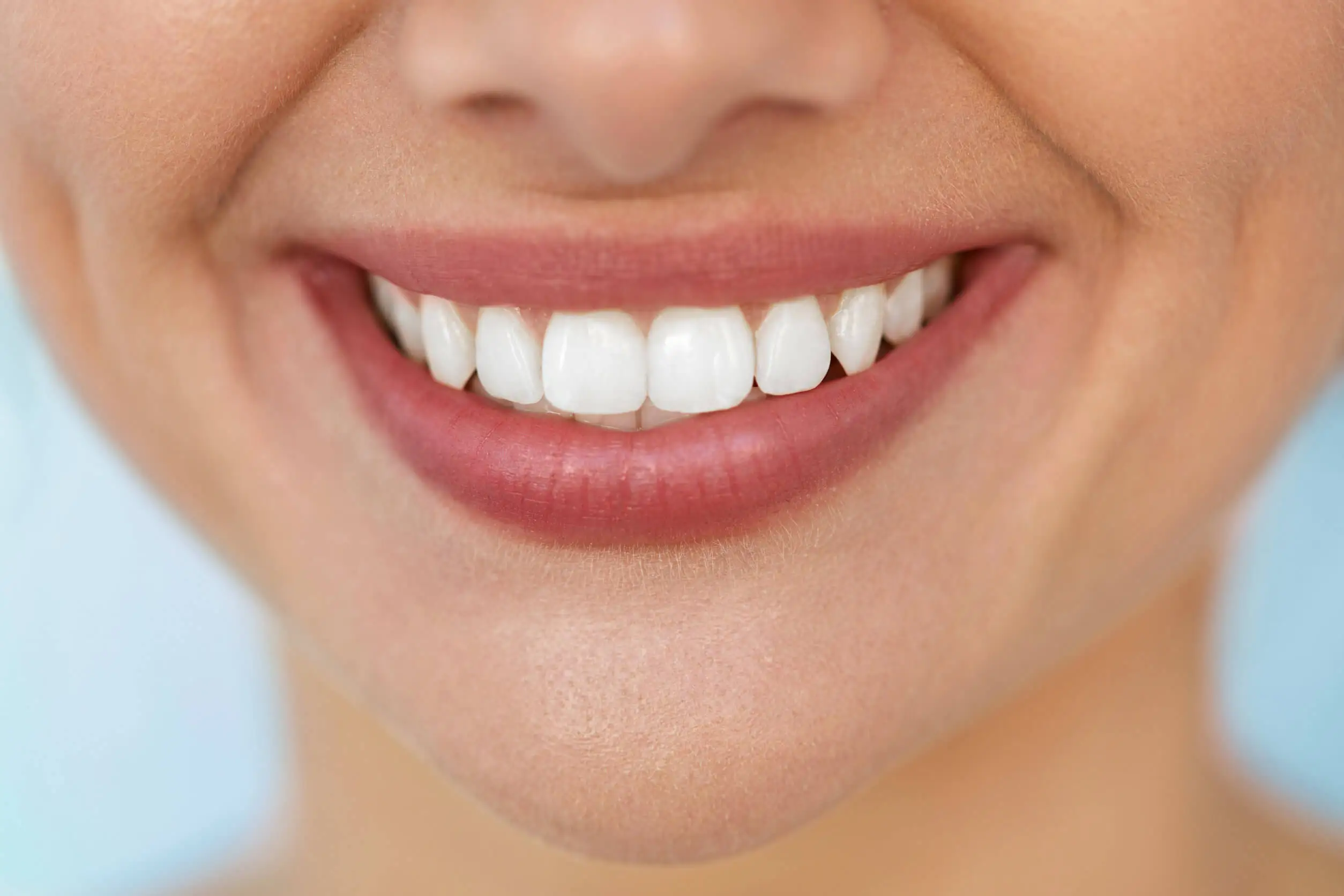 Dientes en la boca de una mujer.
