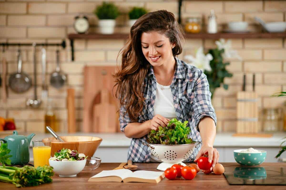 Ernährungsumstellung - Frau putzt Salat