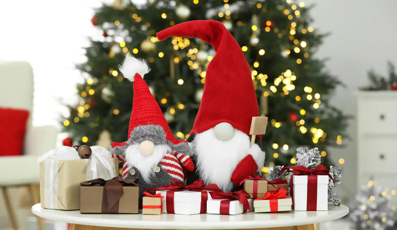 Muñecos de Santa para decorar la casa en Navidad.