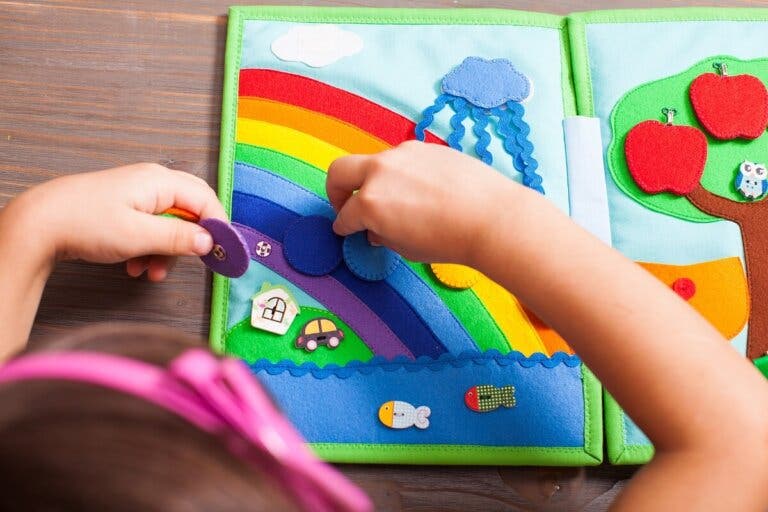 Libro sensorial para bebés: características y beneficios