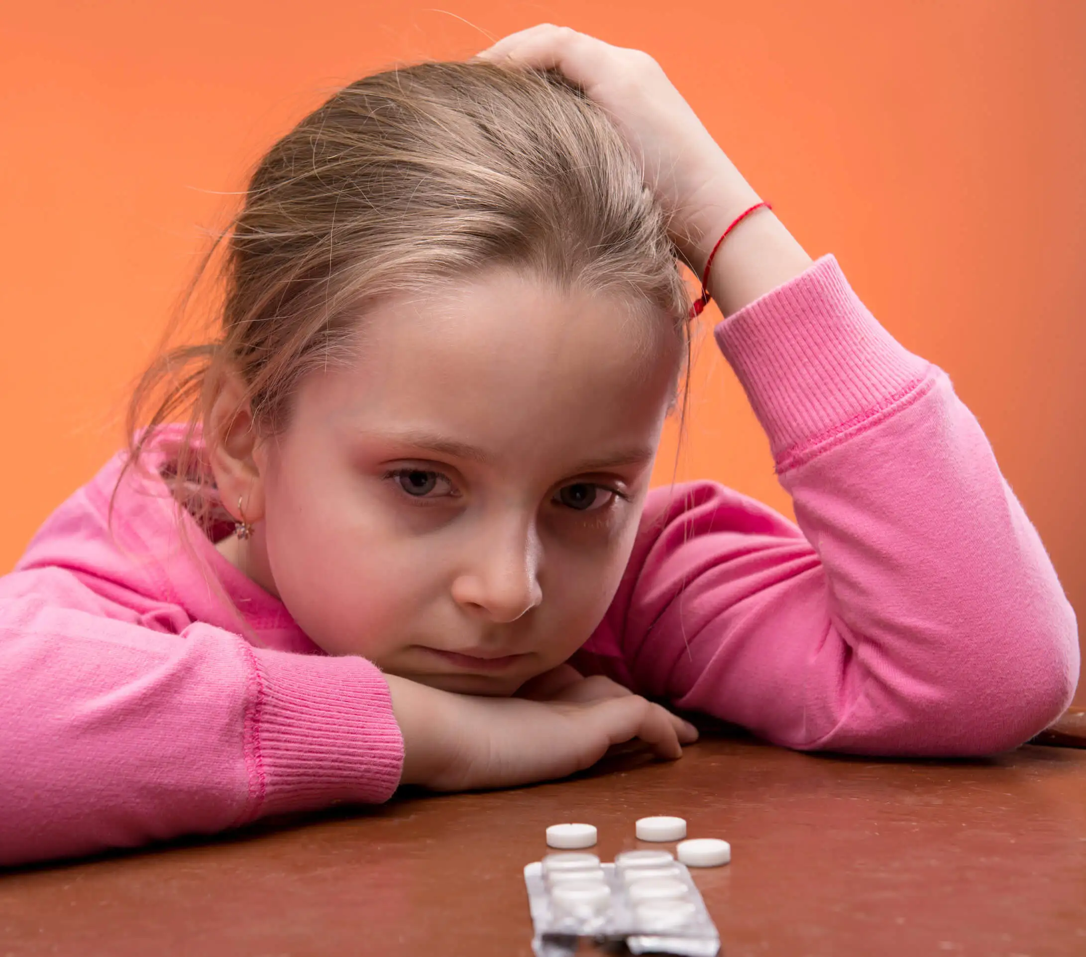 Niña con VIH y su medicación.