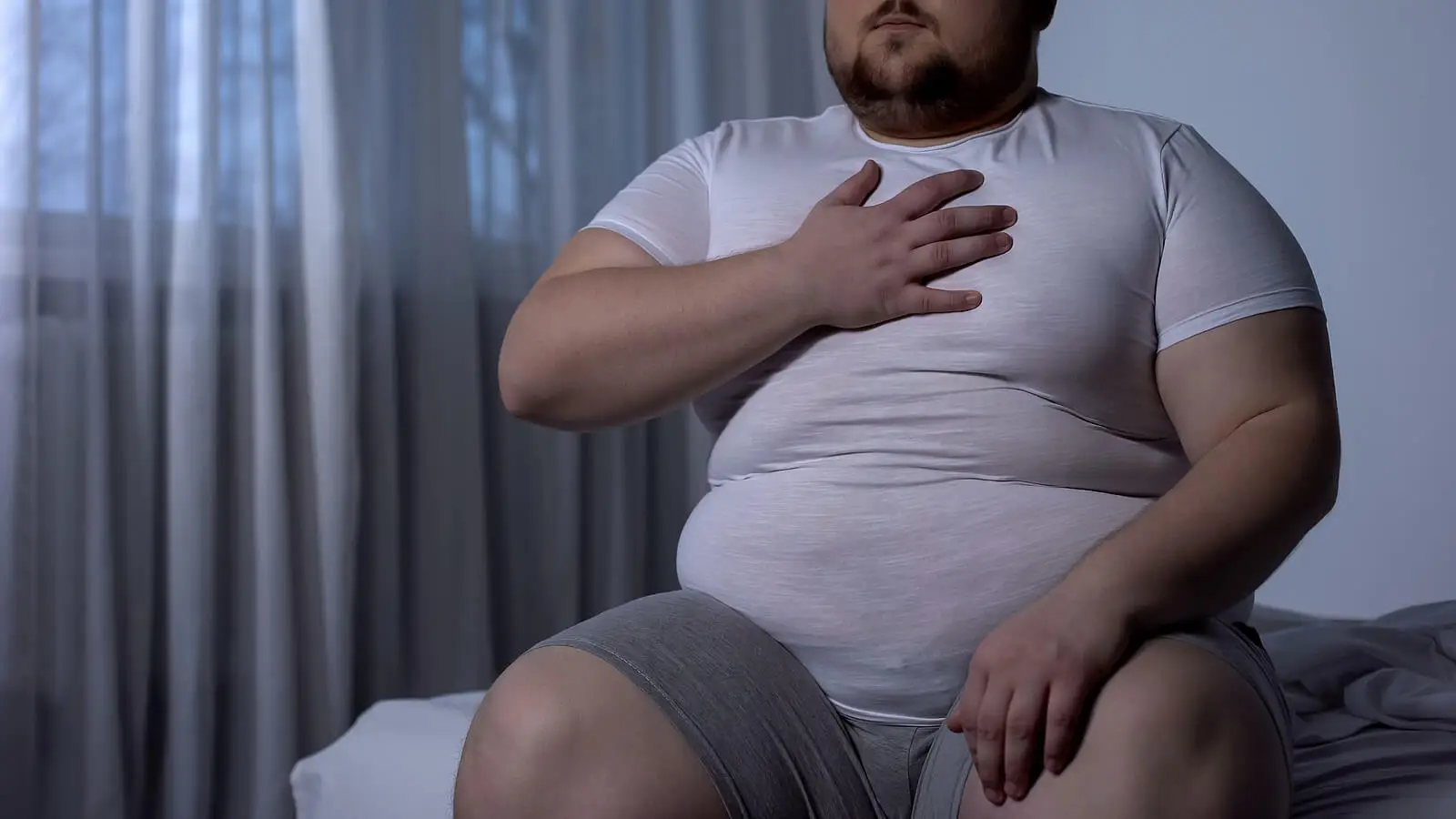 Dolor en el lado derecho del pecho por obesidad.