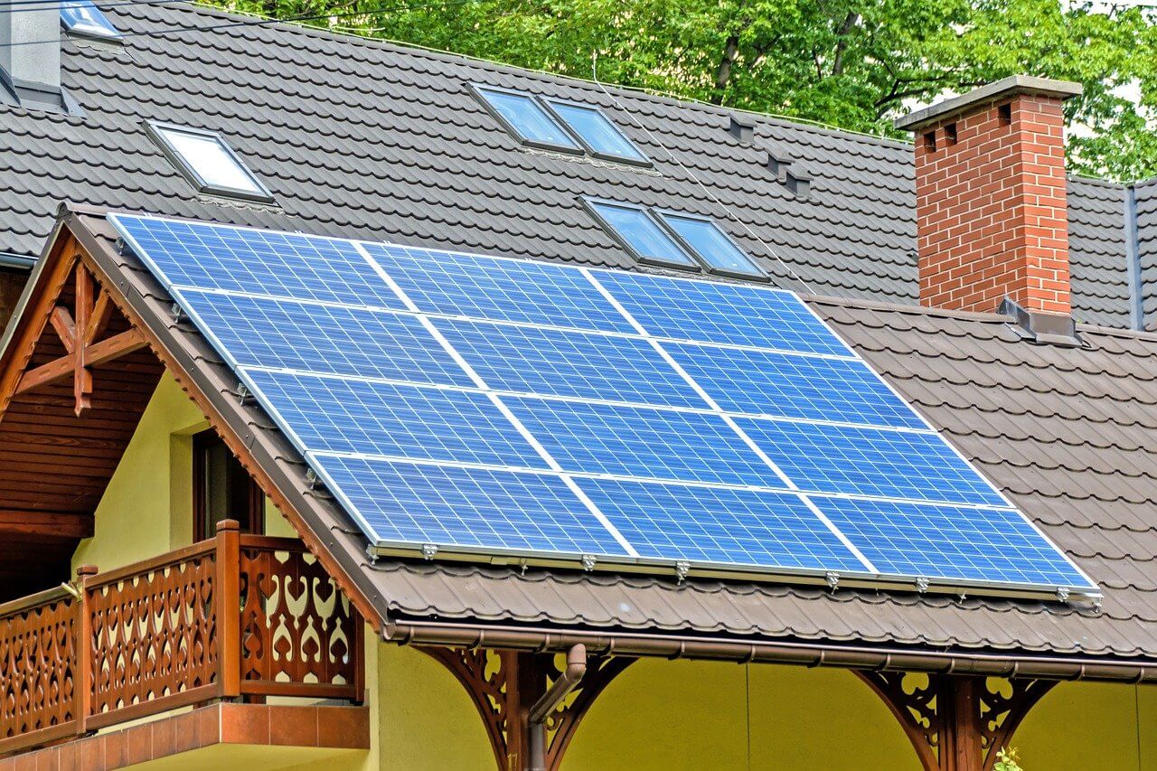 Painéis de energia solar no telhado.