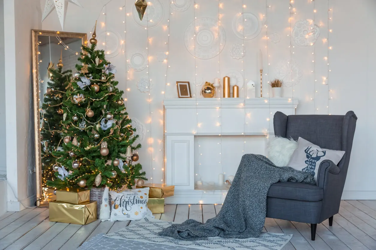 Decoración de pared con luces navideñas.