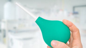 ¿Cómo hacer un enema en casa? Paso a paso y riesgos a considerar