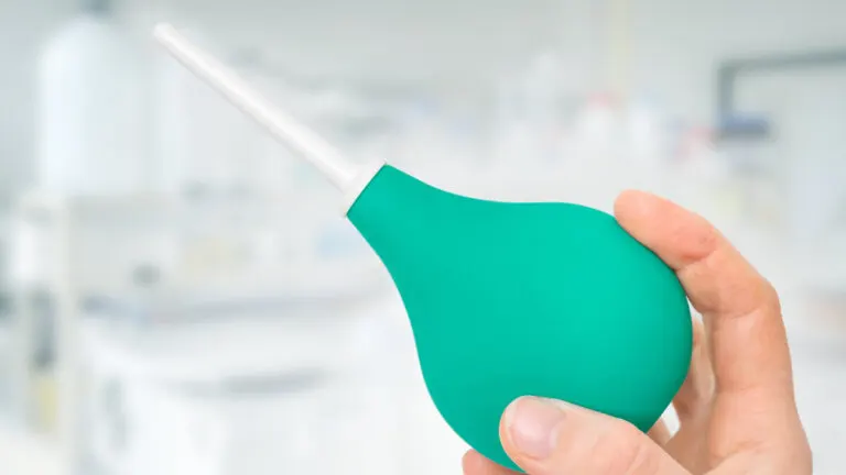 ¿Cómo hacer un enema en casa? Paso a paso y riesgos a considerar