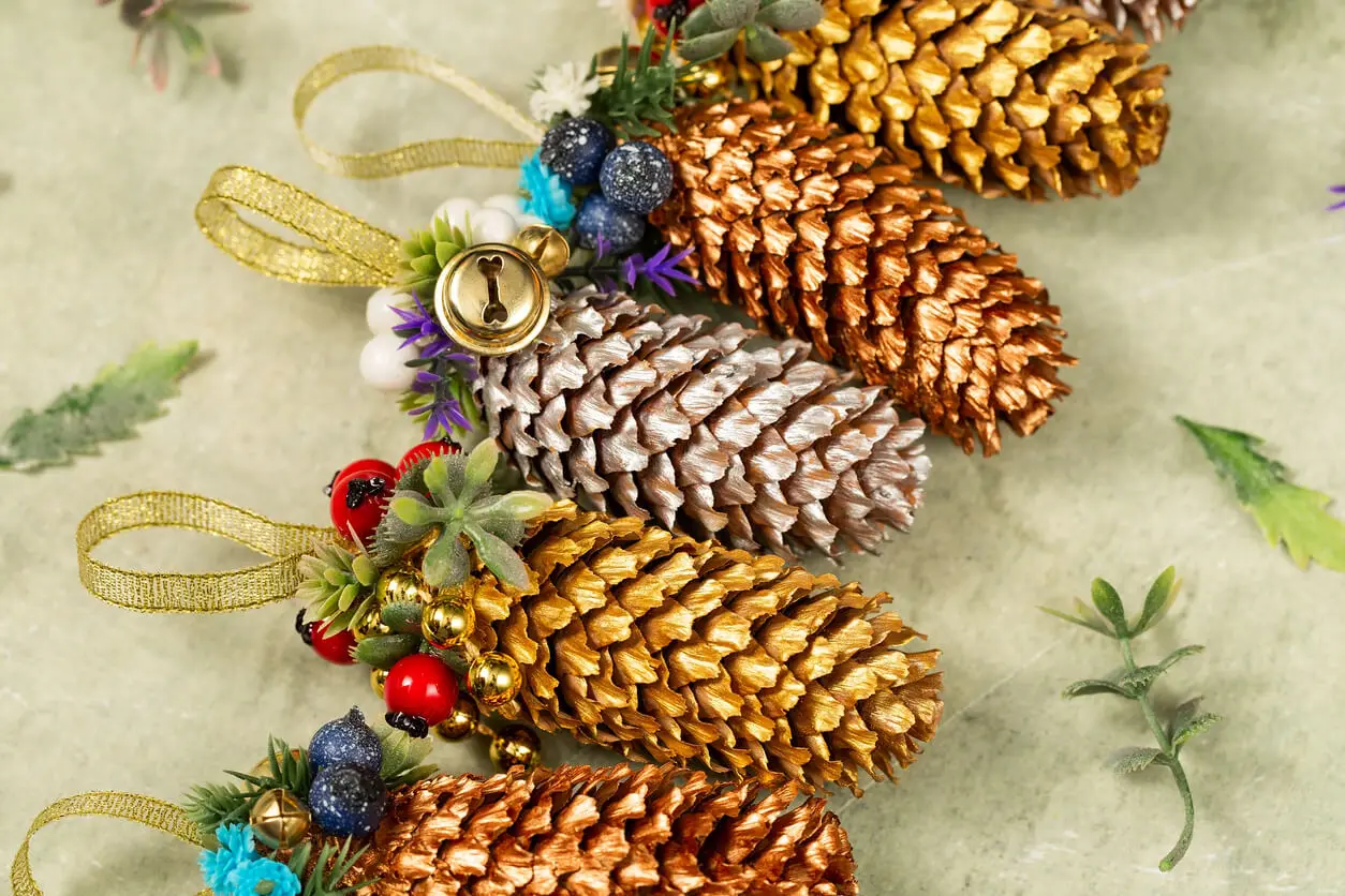 Piñas para la decoración de Navidad.