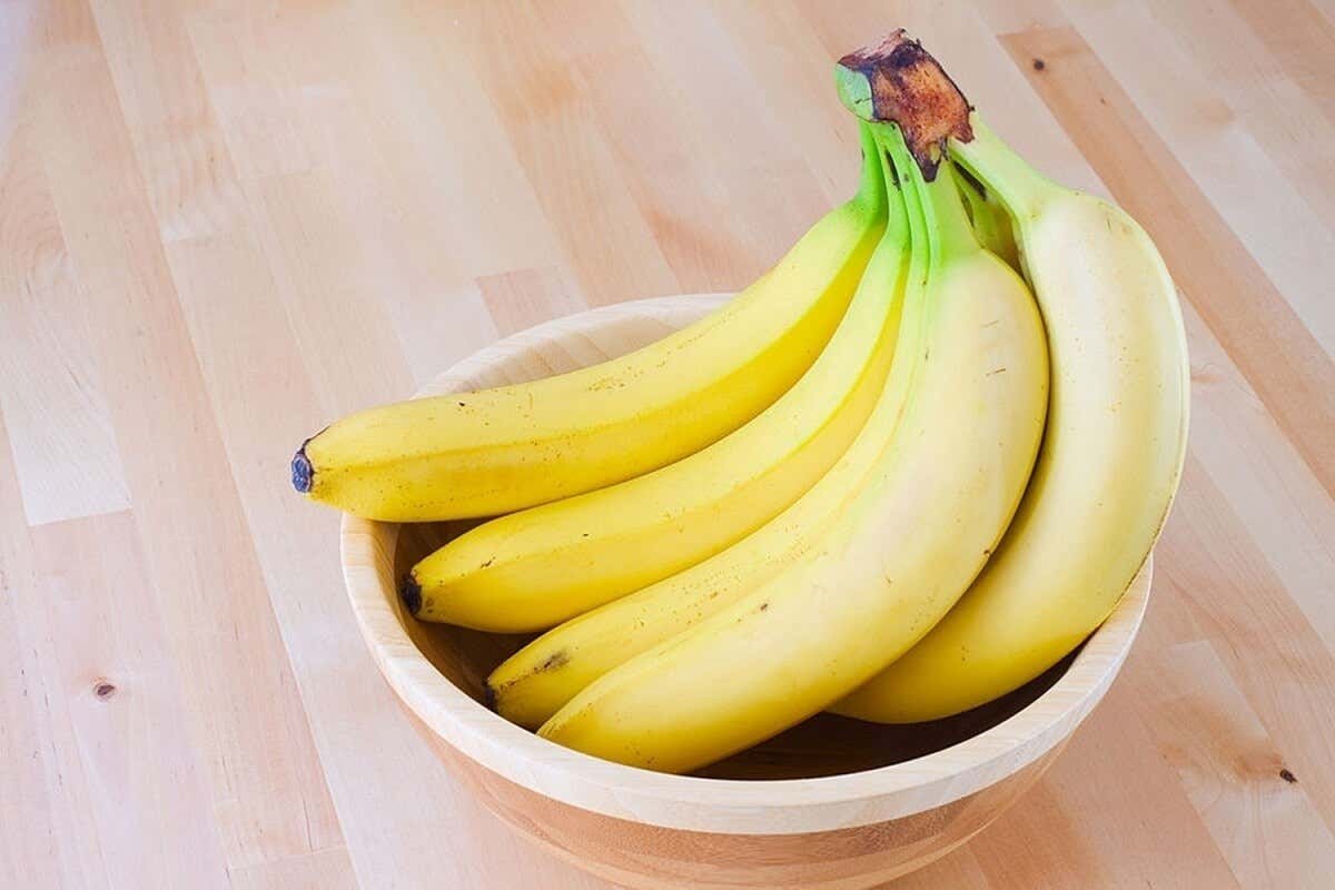 Assiette avec des bananes.