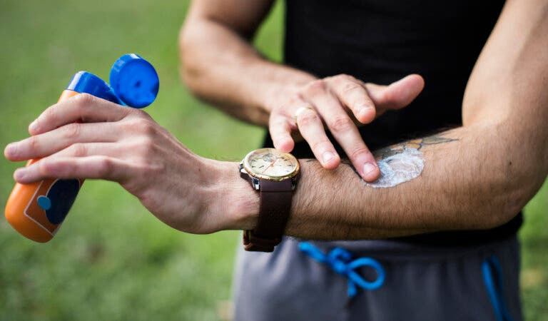 Para curar un tatuaje hay que aplicar protector solar