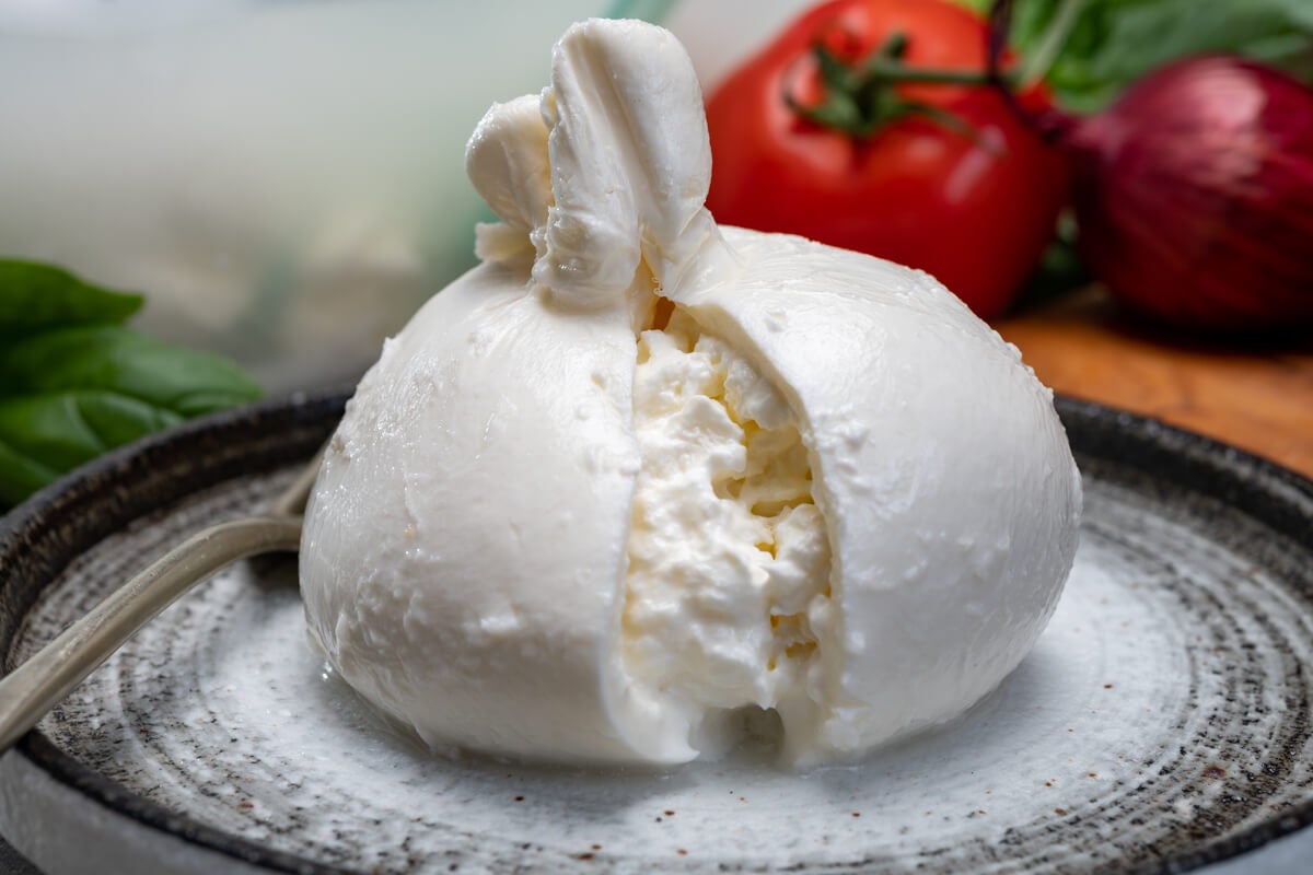 Traditionell burrata: hur ska den se ut och vilka är fördelarna?