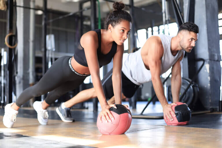 Rutina de entrenamiento en gimnasio para fortalecer y tonificar los músculos