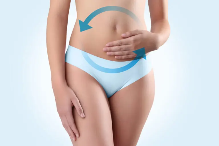 ¿Qué causa el flujo transparente acuoso?