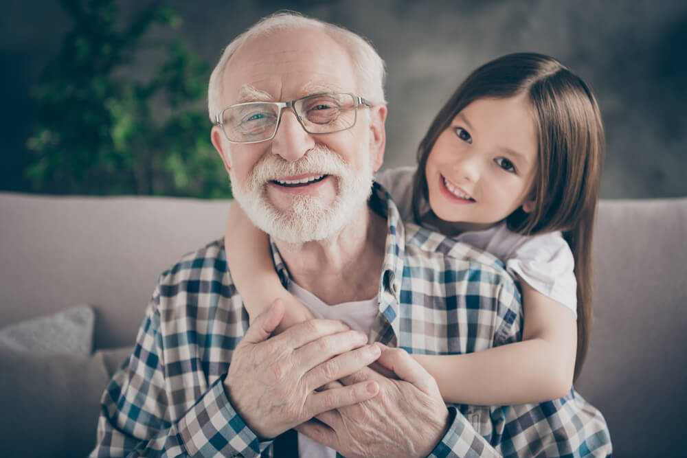 A felicidade de uma neta e o avô.