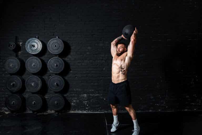8 mejores ejercicios para entrenar los hombros en el gimnasio