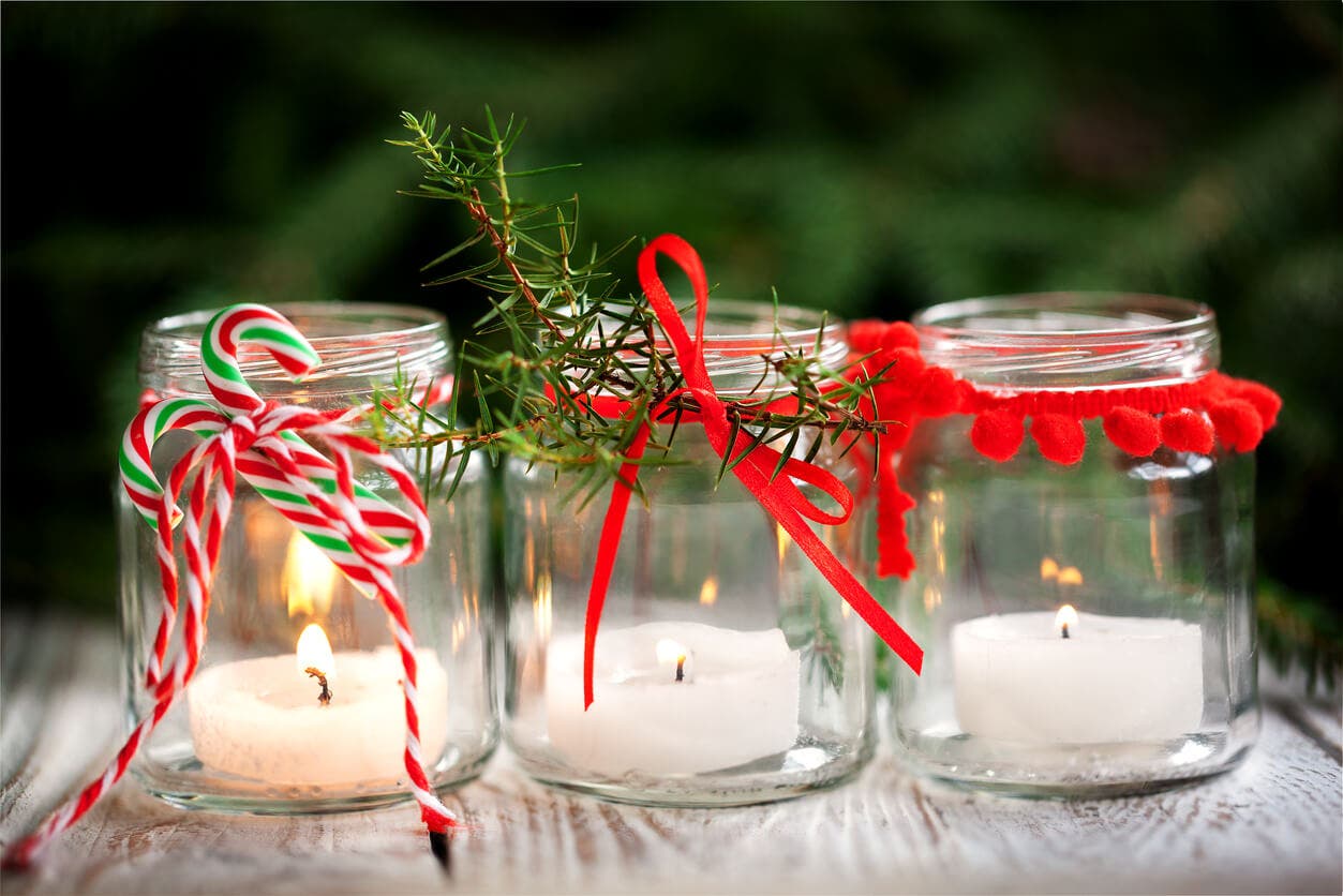 Velas decoradas para Navidad.