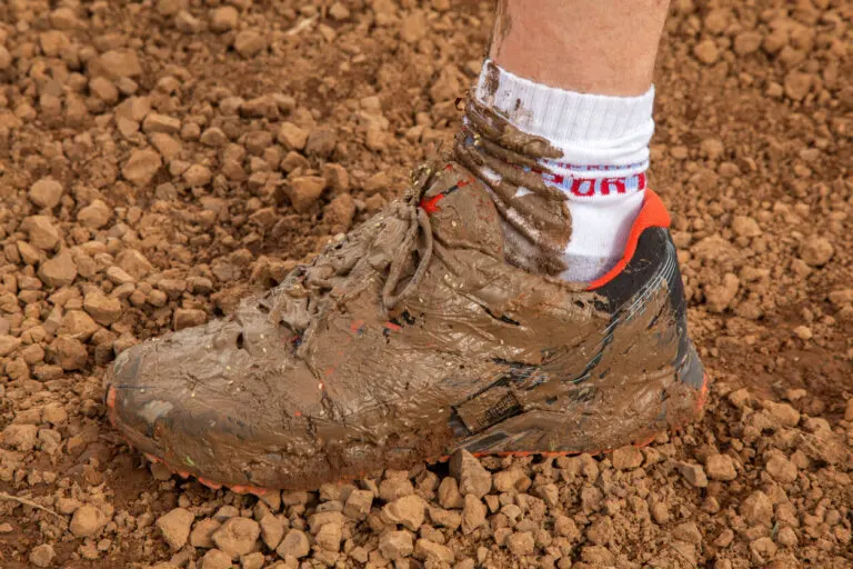 Cómo quitar las manchas de barro de las zapatillas deportivas