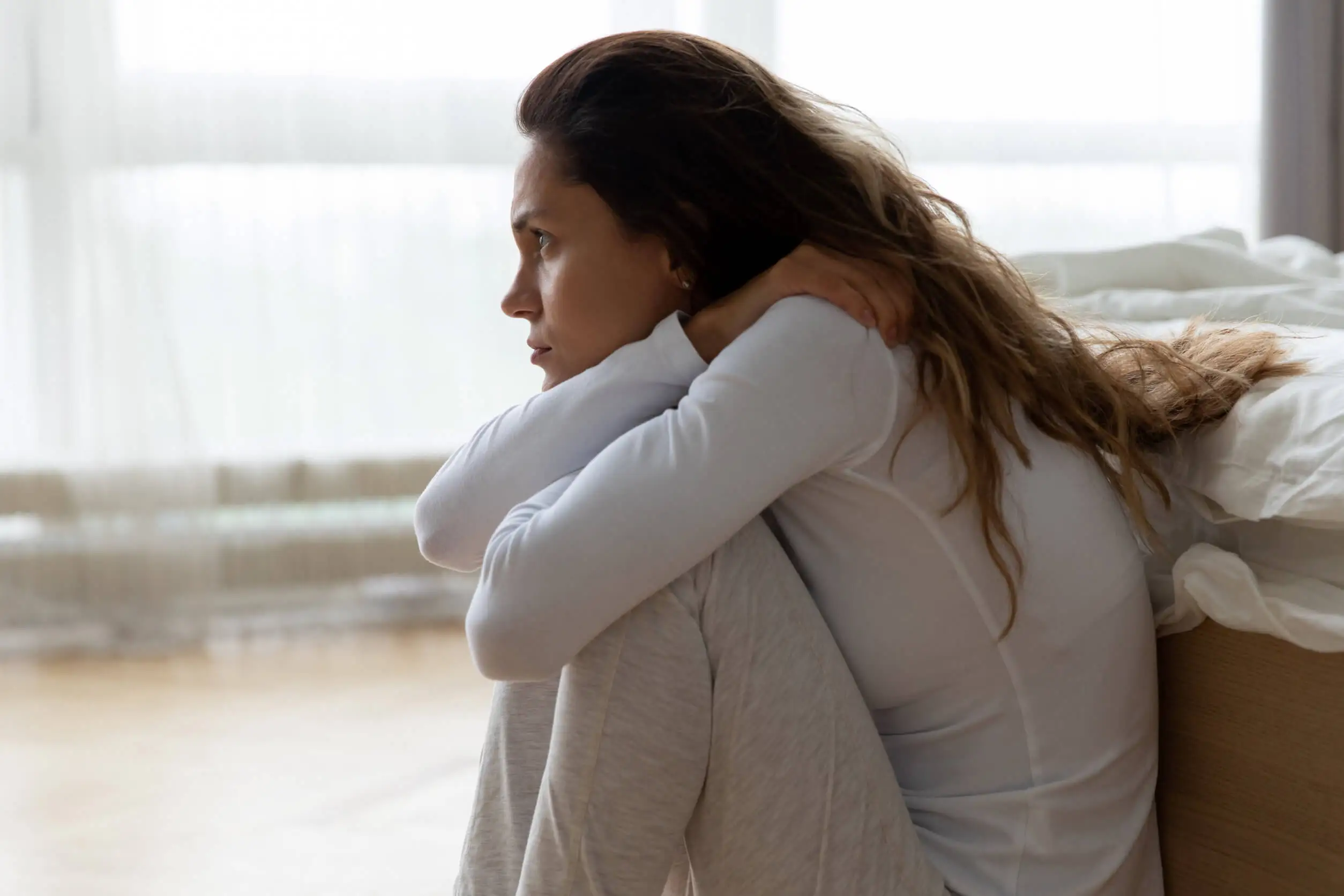 Mujer sumergida en un amor que duele
