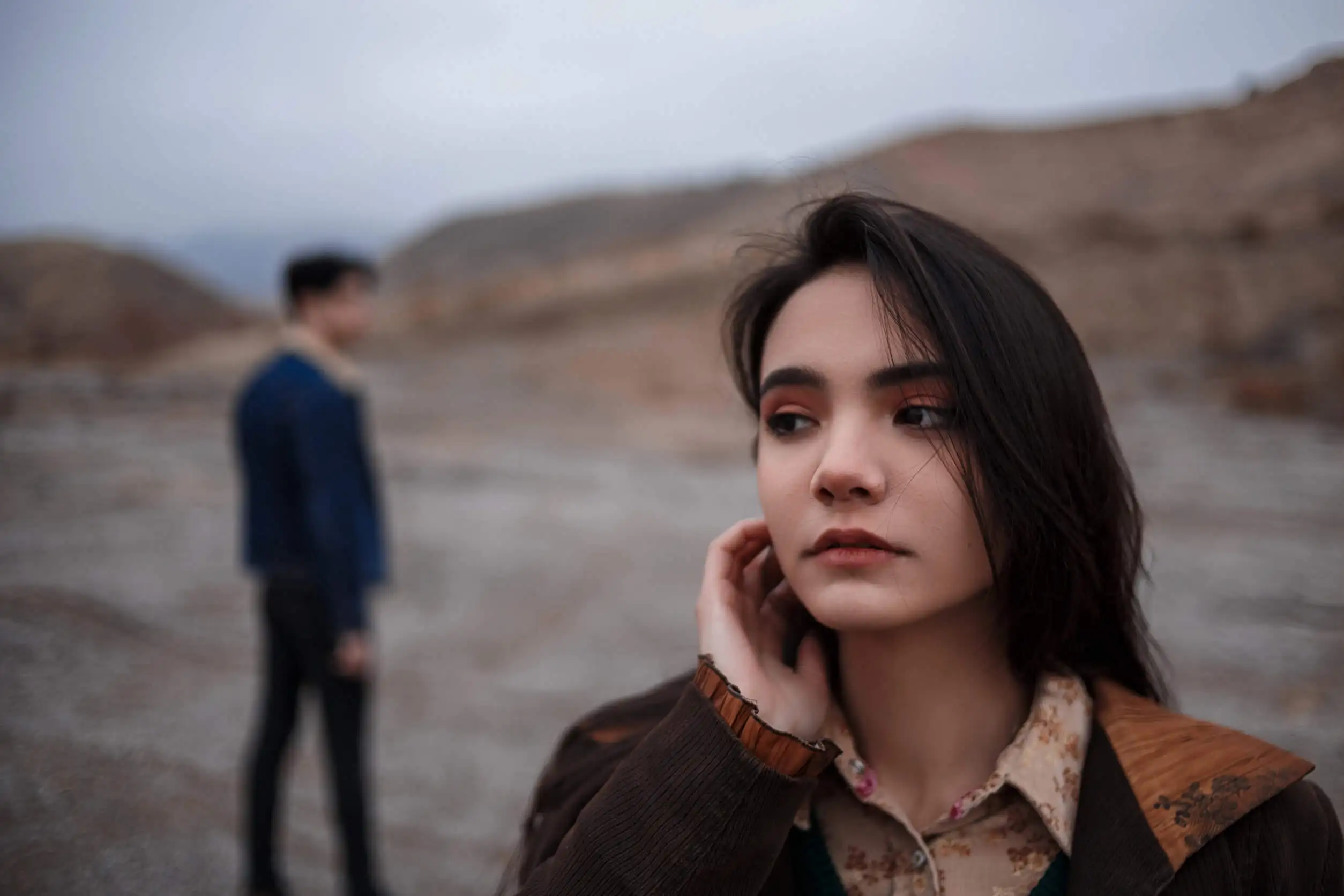 Mujer alejándose de un amor que le duele