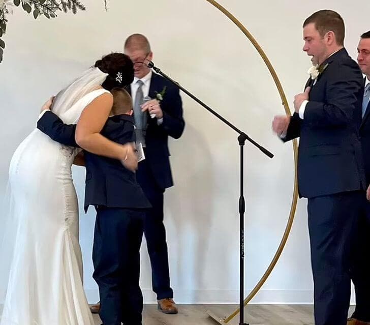 L'étreinte entre l'enfant et la belle-mère