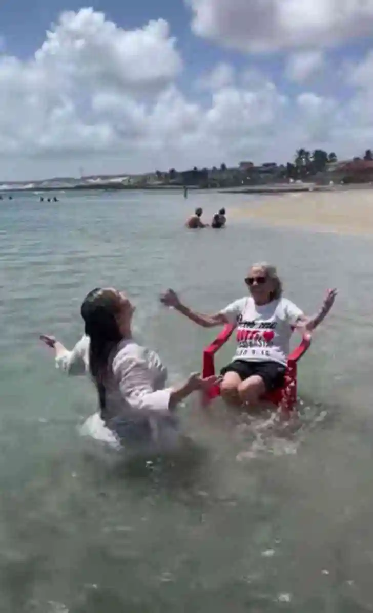 petite-fille et grand-mère à la mer