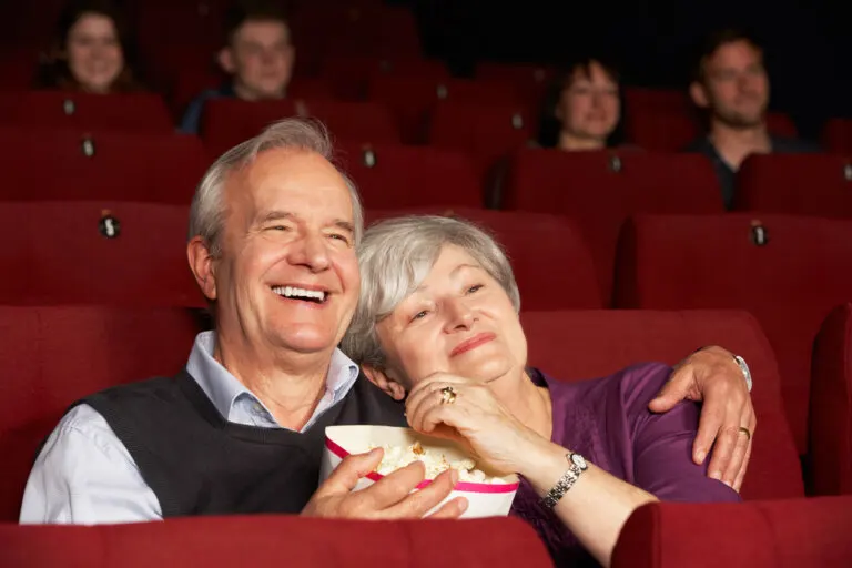 Tercera edad: beneficios del cine y 10 películas recomendadas
