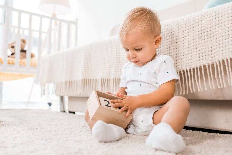 ¿Qué es la permanencia del objeto y cuándo aparece en bebés?