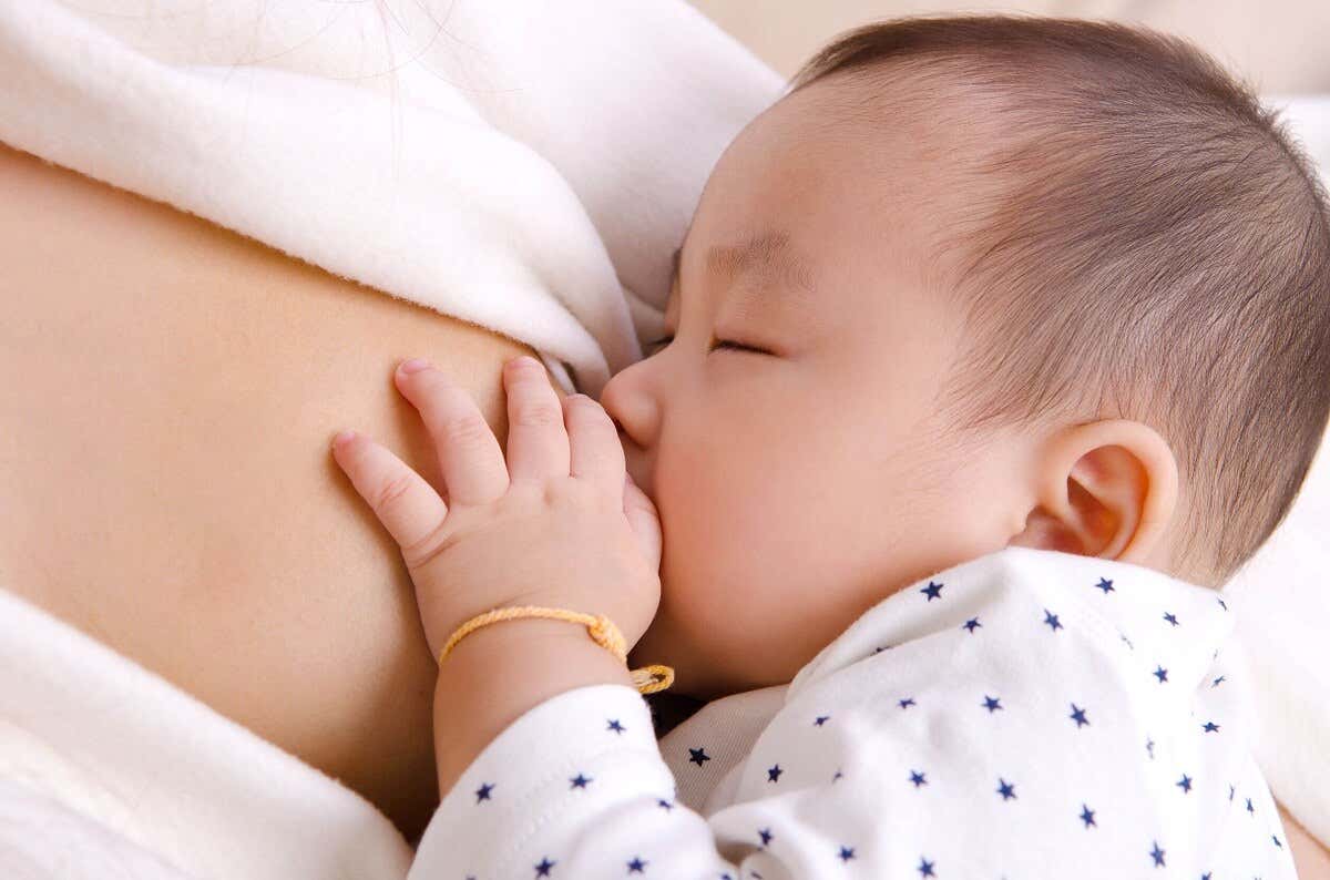 Bebé con lactancia materna.