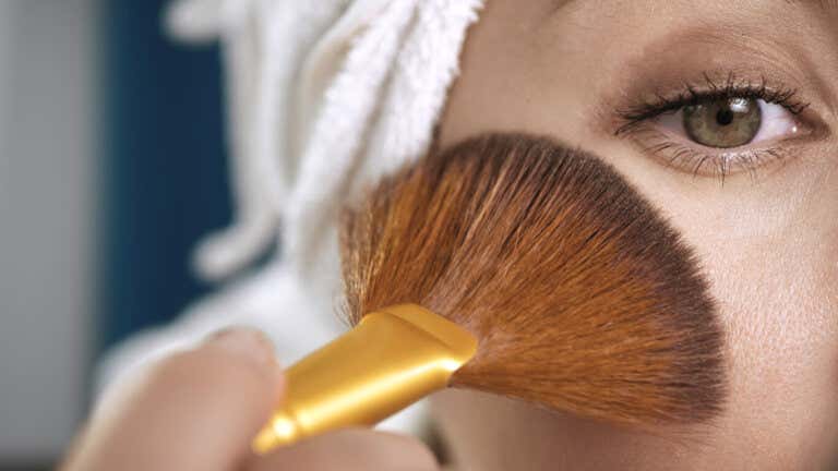 ¿Qué es el bronzer y cómo usarlo en la rutina de maquillaje?