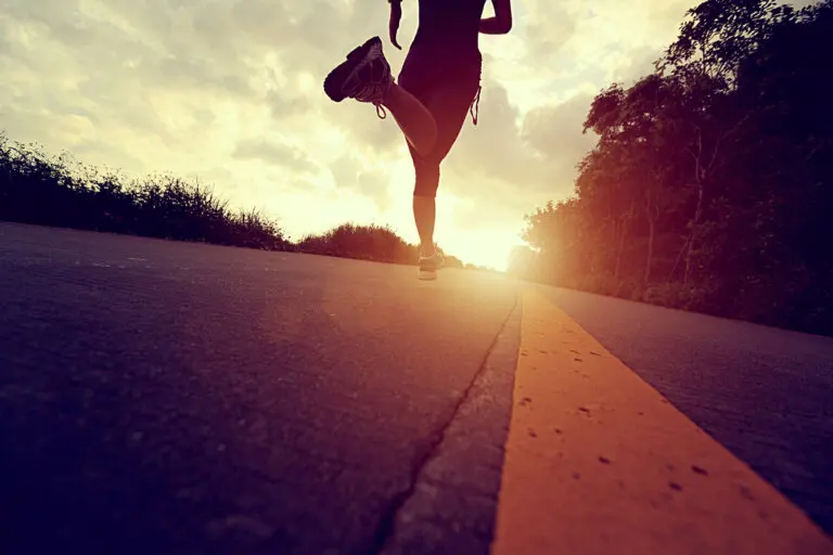 Beneficios de caminar y trotar hacia atrás