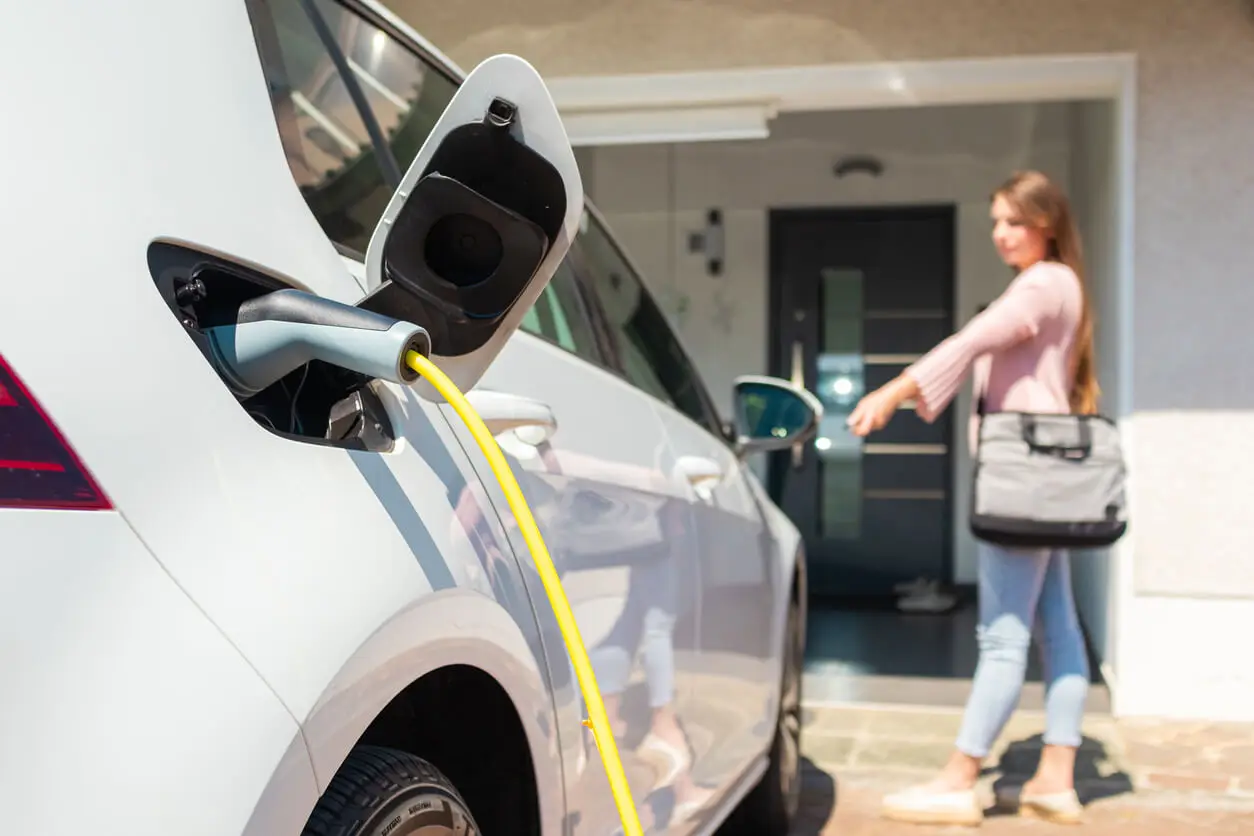 Carregar um carro elétrico.
