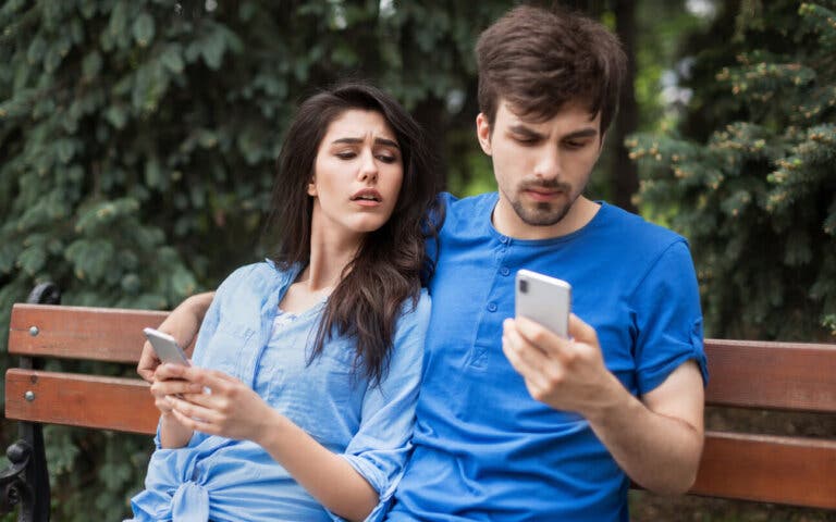 5 señales de celos enfermizos en una relación y cómo actuar