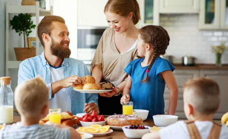 10 beneficios de comer en familia, según la ciencia
