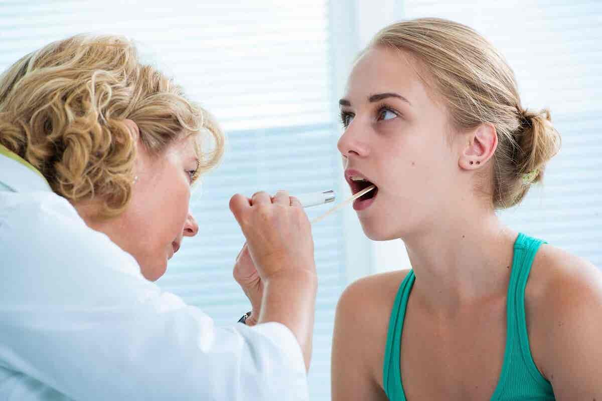¿Se puede complicar el pus en la garganta?
