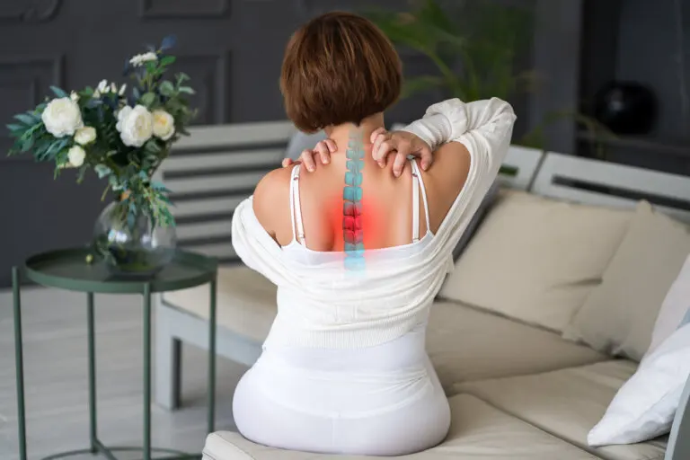 Dolor entre las escápulas o dorsalgia: síntomas y tratamientos