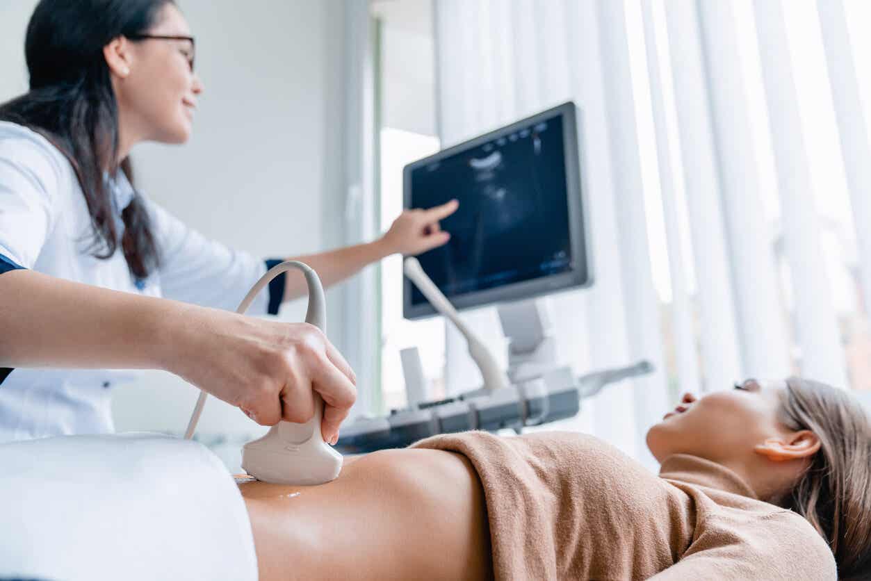 Ovarialdermoidzysten - Frau beim Ultraschall