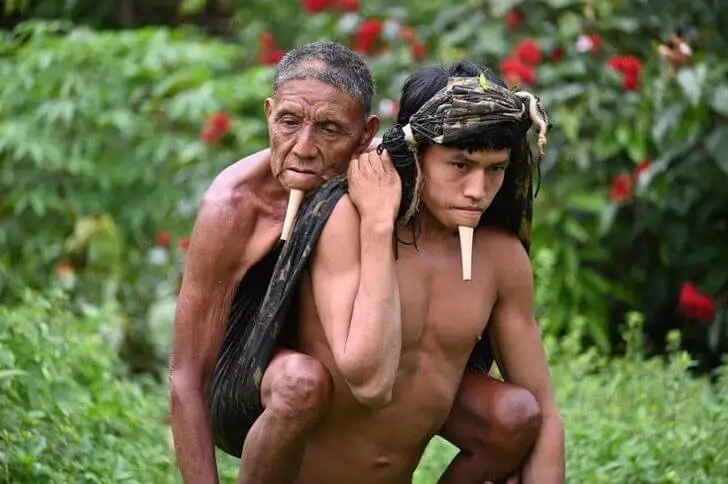O filho leva o pai para tomar a vacina